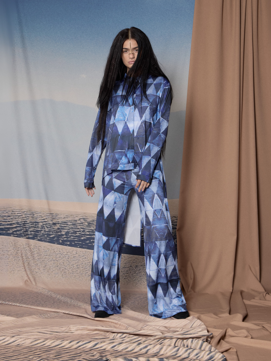 Blusa Corta Adelante, Largo Atrás - Triángulos Azules