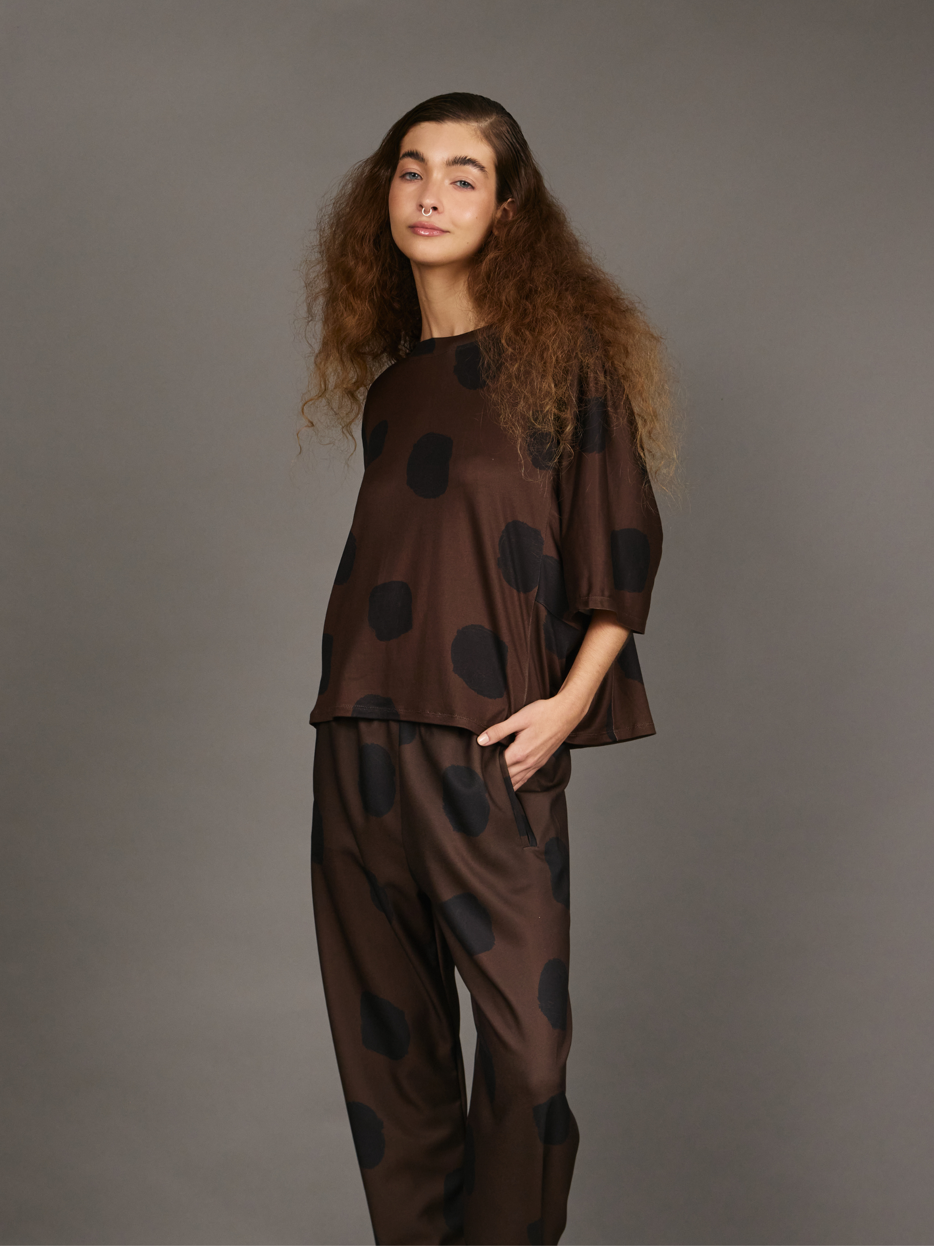 Camiseta Fruncida - Mocha Black Dots