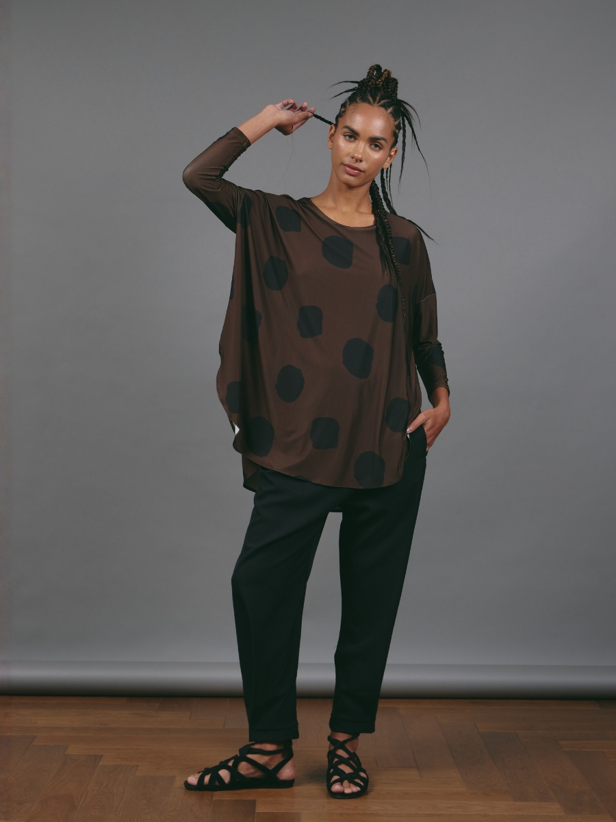 Camiseta Ovalada - Mocha Black Dots