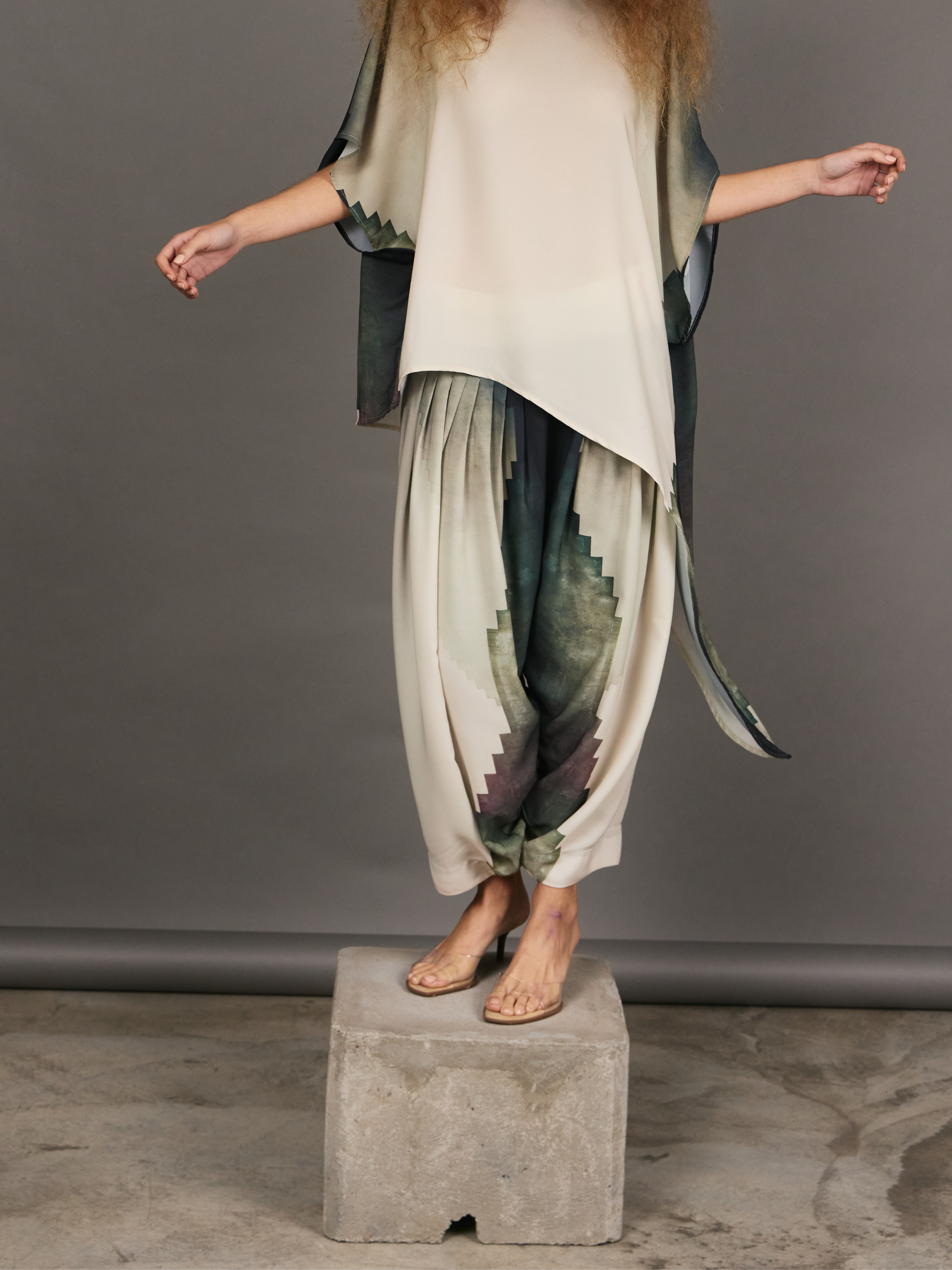 Pantalón Ancho con Pliegues - Escaleras Infinitas